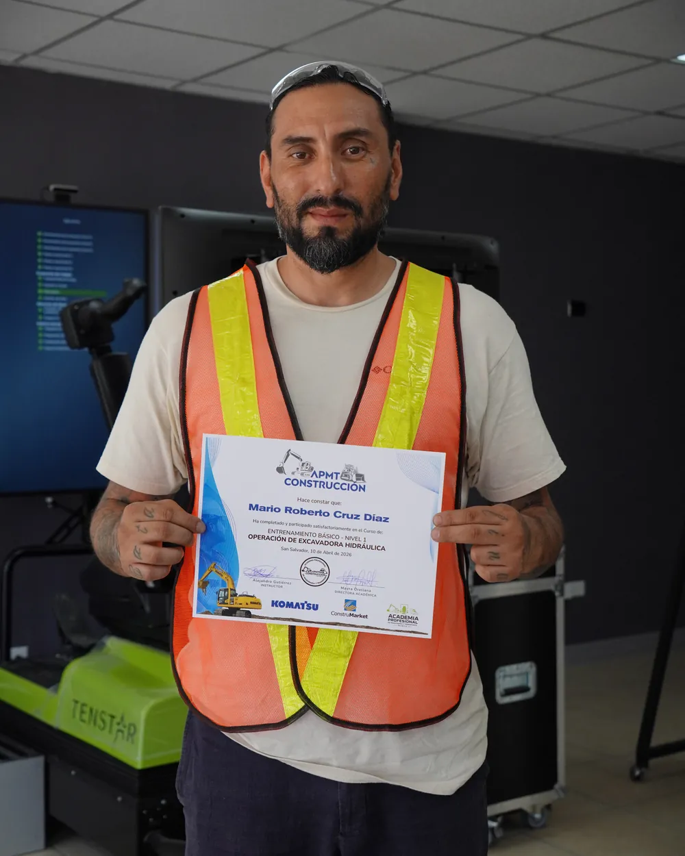 Mario Roberto Cruz Díaz con su certificado en la sala de simuladores