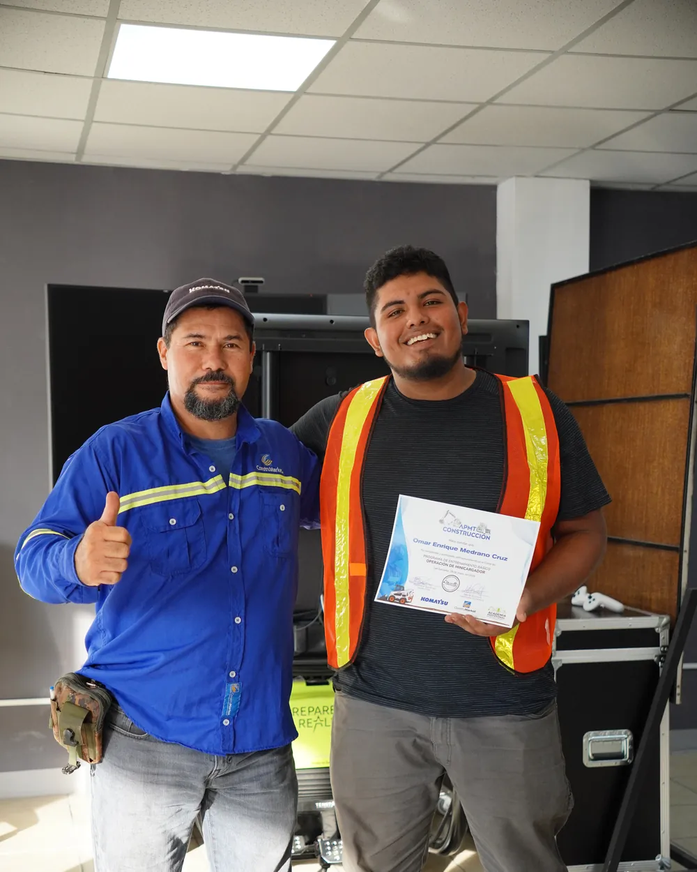 Omar Enrique Medrano Cruz recibiendo su certificado de manos del instructor