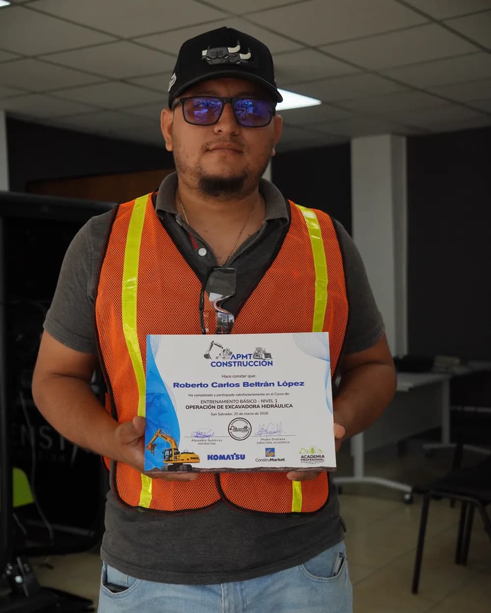 Roberto Carlos Beltrán López con su certificado en la sala de simuladores