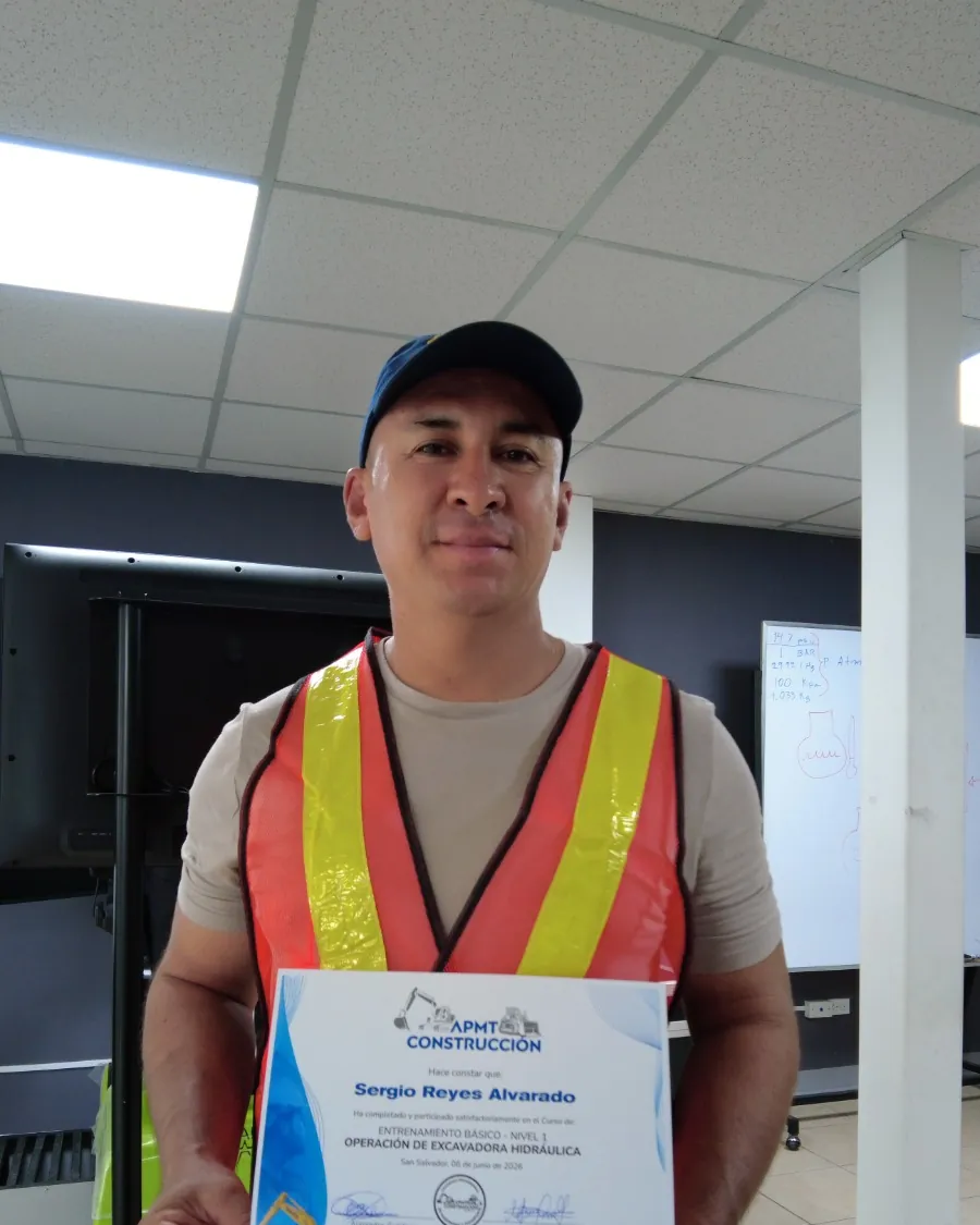 Sergio Reyes Alvarado con su certificado en la sala de simuladores
