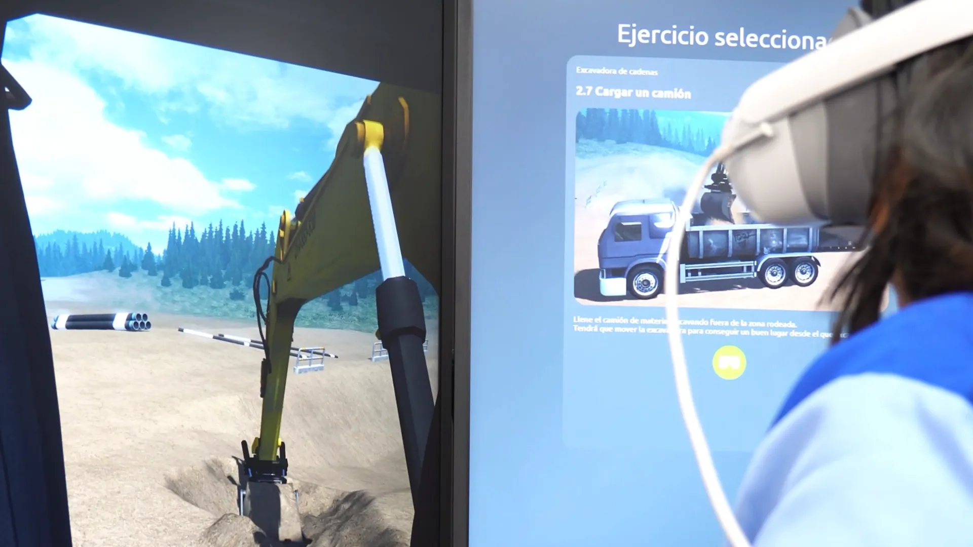 Alumna de APMT practicando en el simulador con visor de realidad virtual