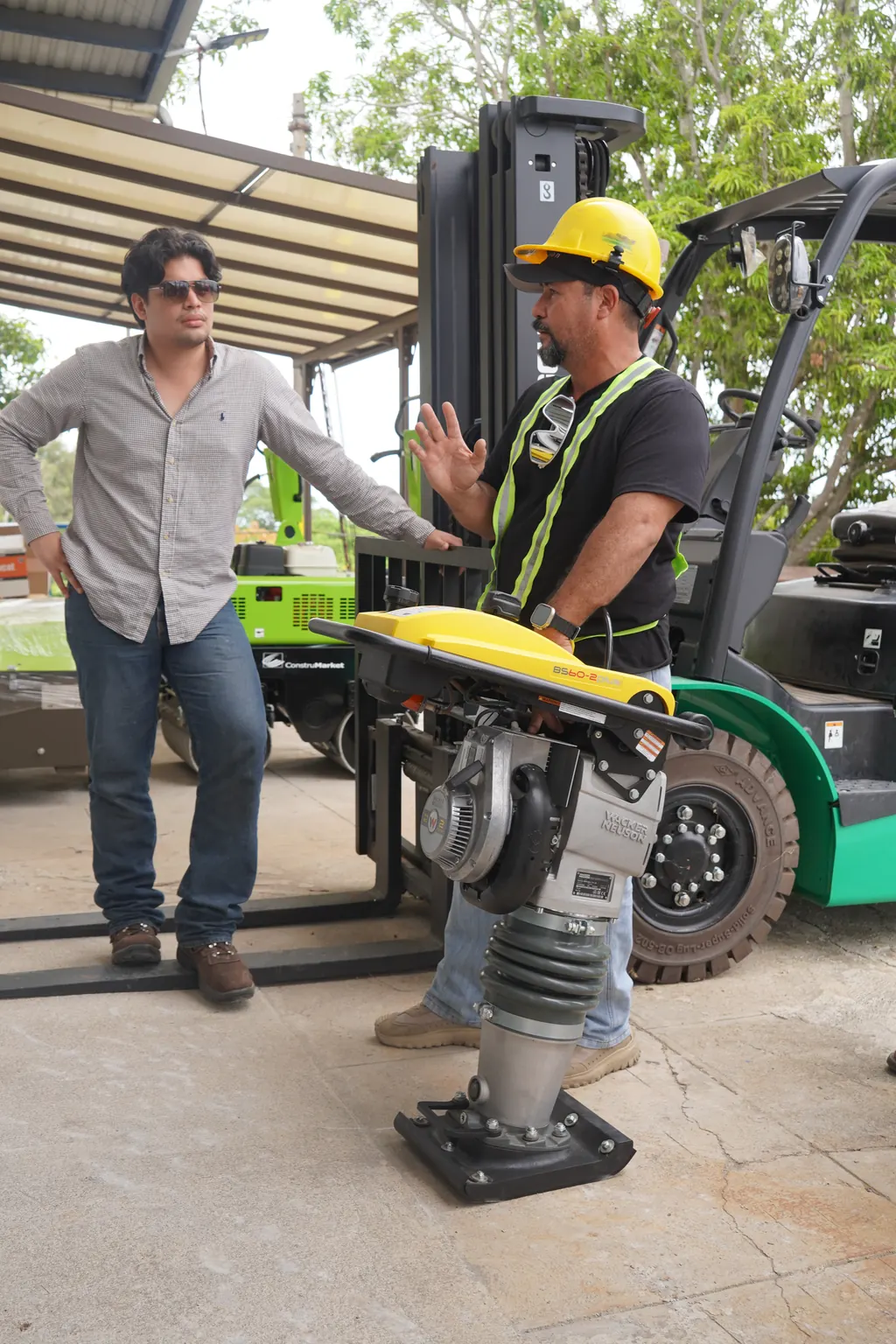 Instructor explicando la operación de un apisonador de impacto
