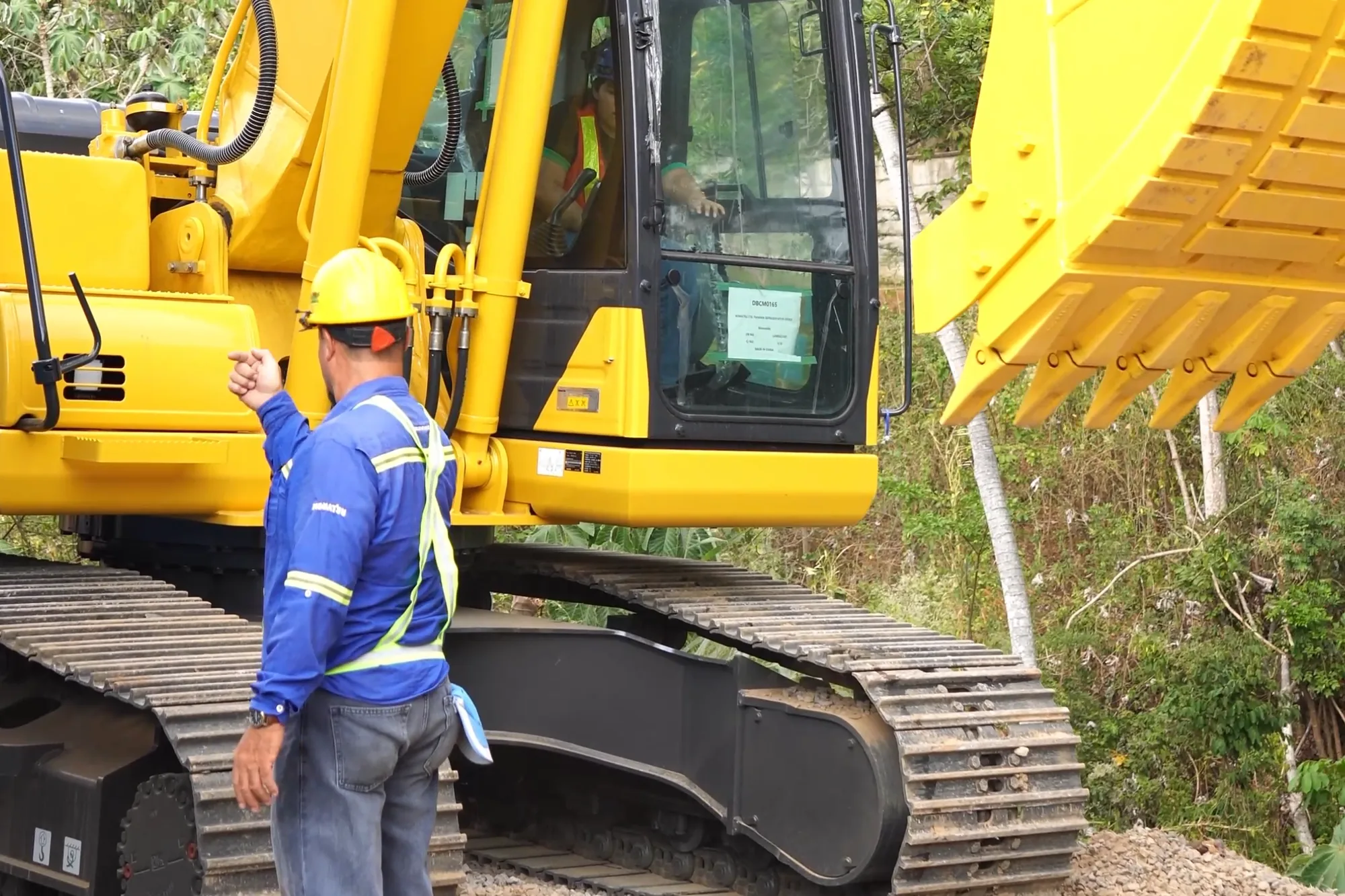 Instructor dirigiendo una maniobra desde el suelo