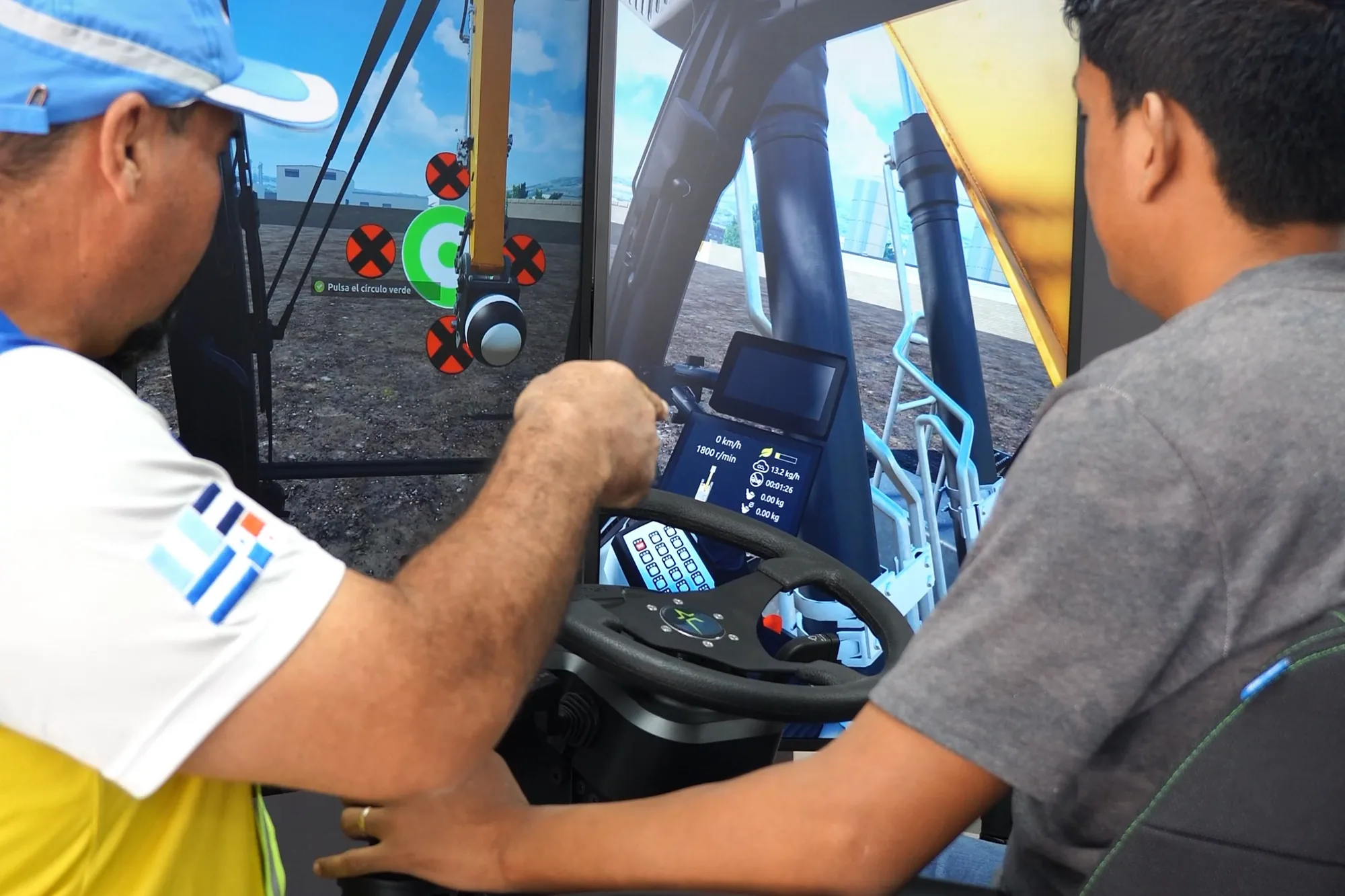 Instructor guiando un ejercicio en el simulador