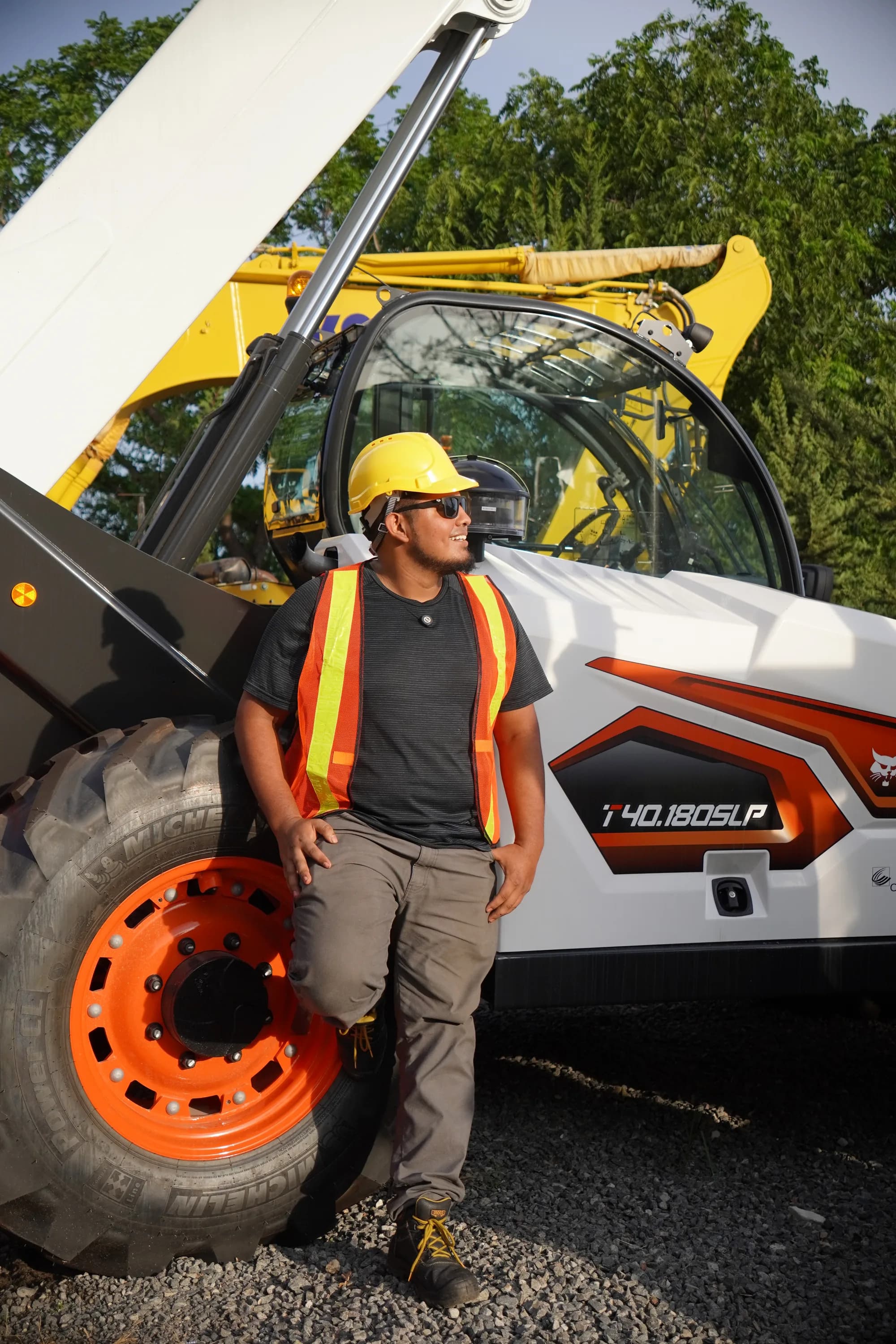 Alumno junto al telehandler del patio